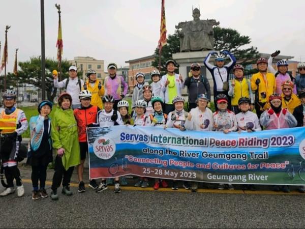Group photo of South Korea bike ride 2023